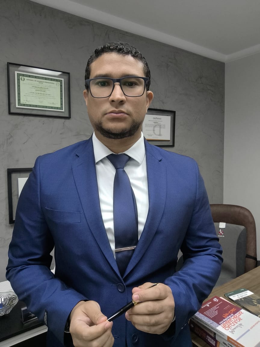 Advogado Carlyle Alvarenga